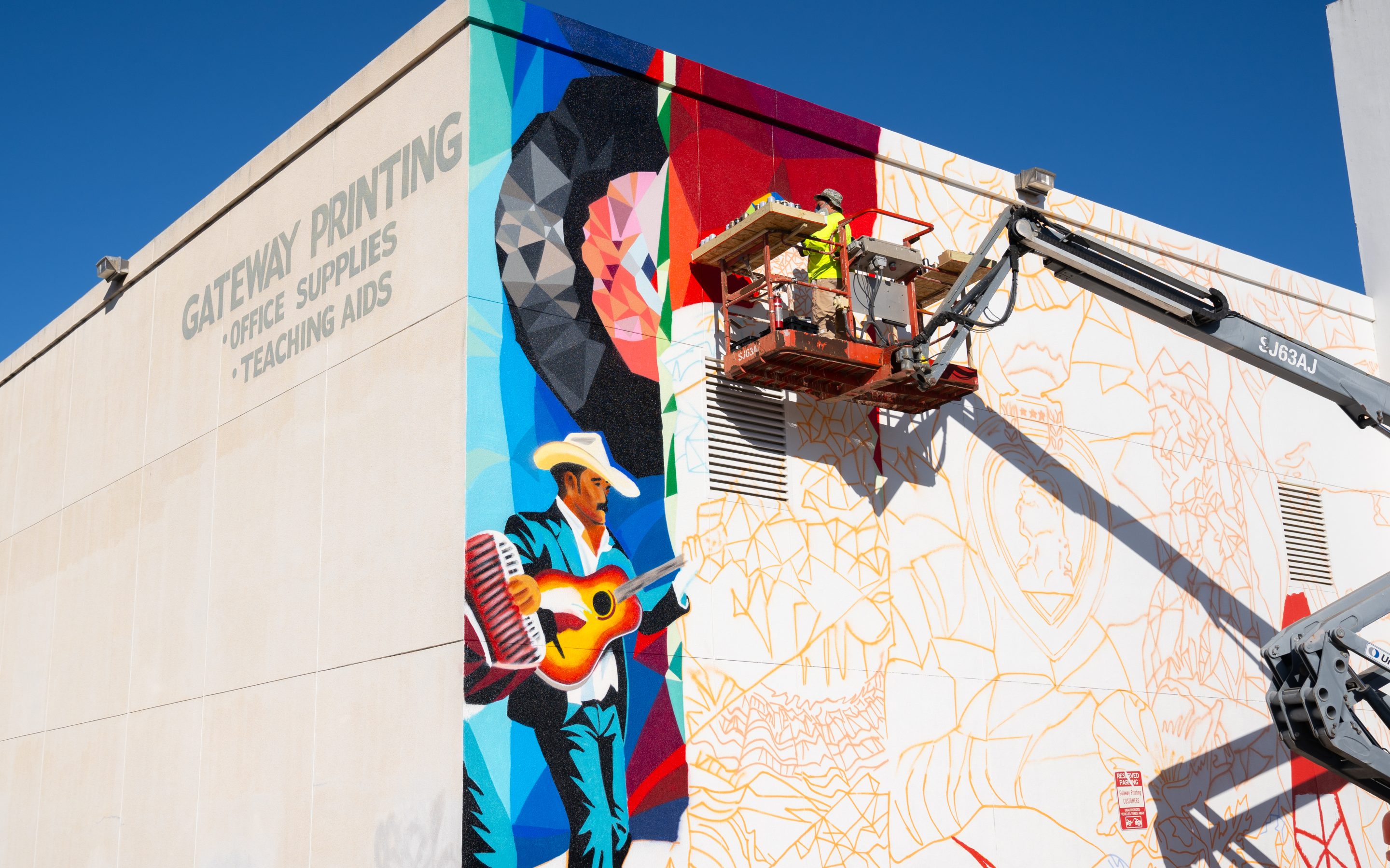 Mural de Edinburg Celebra Su Herencia Cultural con Obra Monumental de Mauricio Ramírez