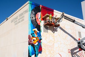 Gateway1 Mural de Edinburg Celebra Su Herencia Cultural con Obra Monumental de Mauricio Ramírez -