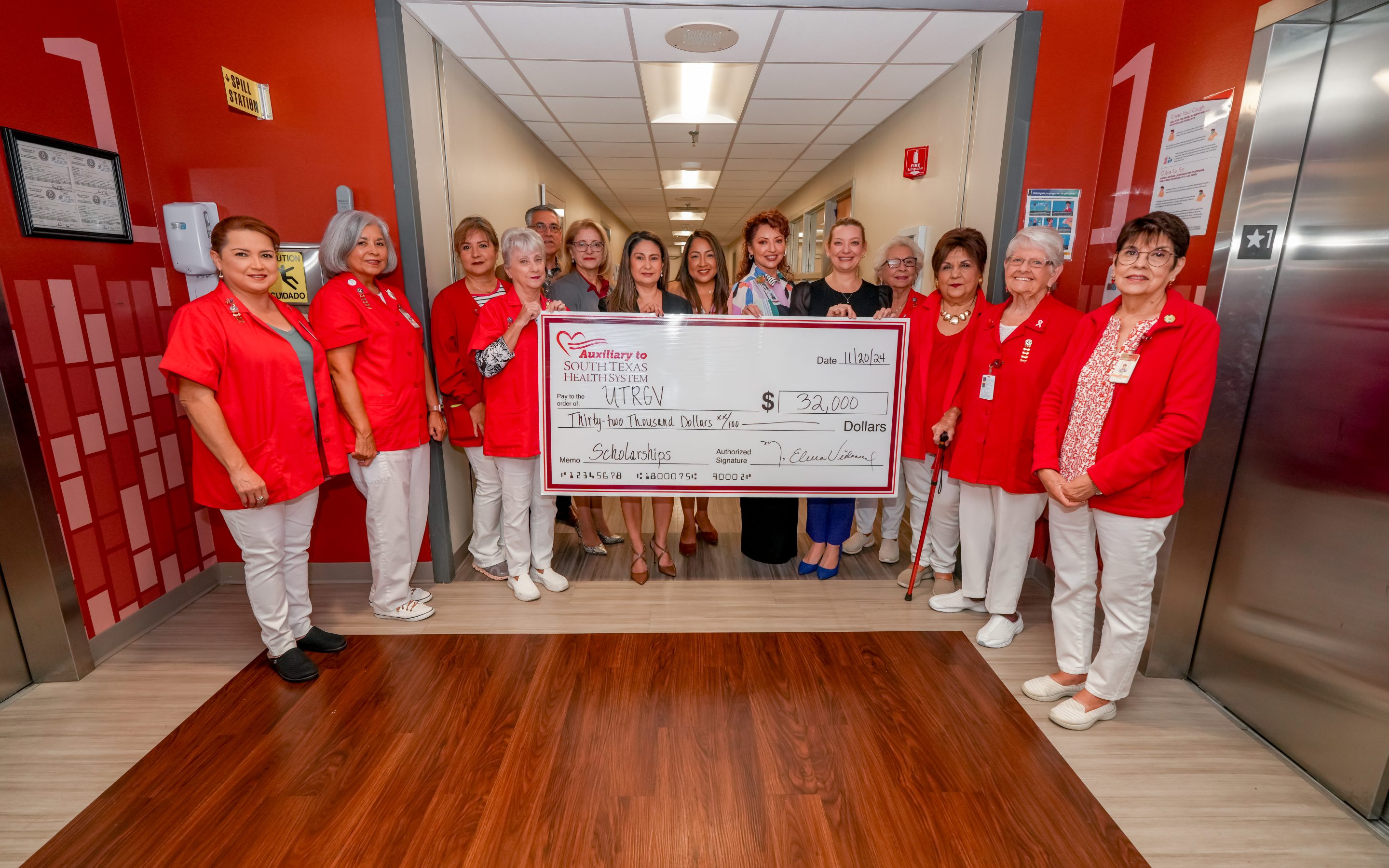 La Auxiliar del Sistema de Salud del Sur de Texas Otorga $32,000 en Becas Educativas a Estudiantes de UTRGV en el Campo de la Salud