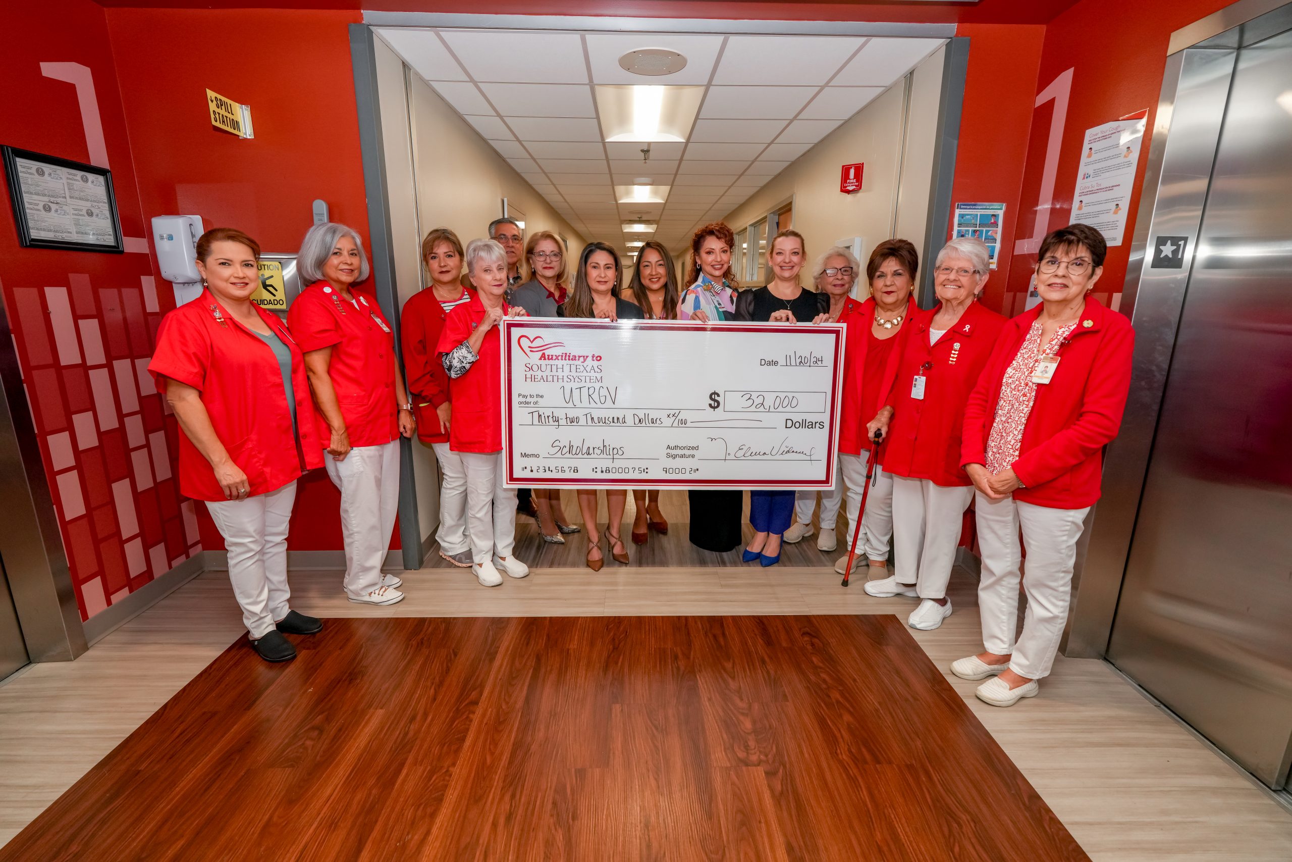 Check 4 scaled La Auxiliar del Sistema de Salud del Sur de Texas Otorga $32,000 en Becas Educativas a Estudiantes de UTRGV en el Campo de la Salud -